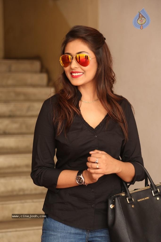 Madhu Shalini Latest Stills - 18 / 38 photos