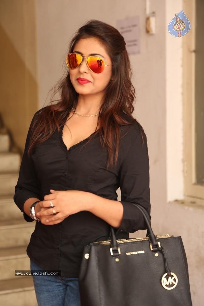 Madhu Shalini Latest Stills - 22 / 38 photos