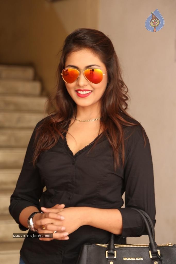 Madhu Shalini Latest Stills - 27 / 38 photos