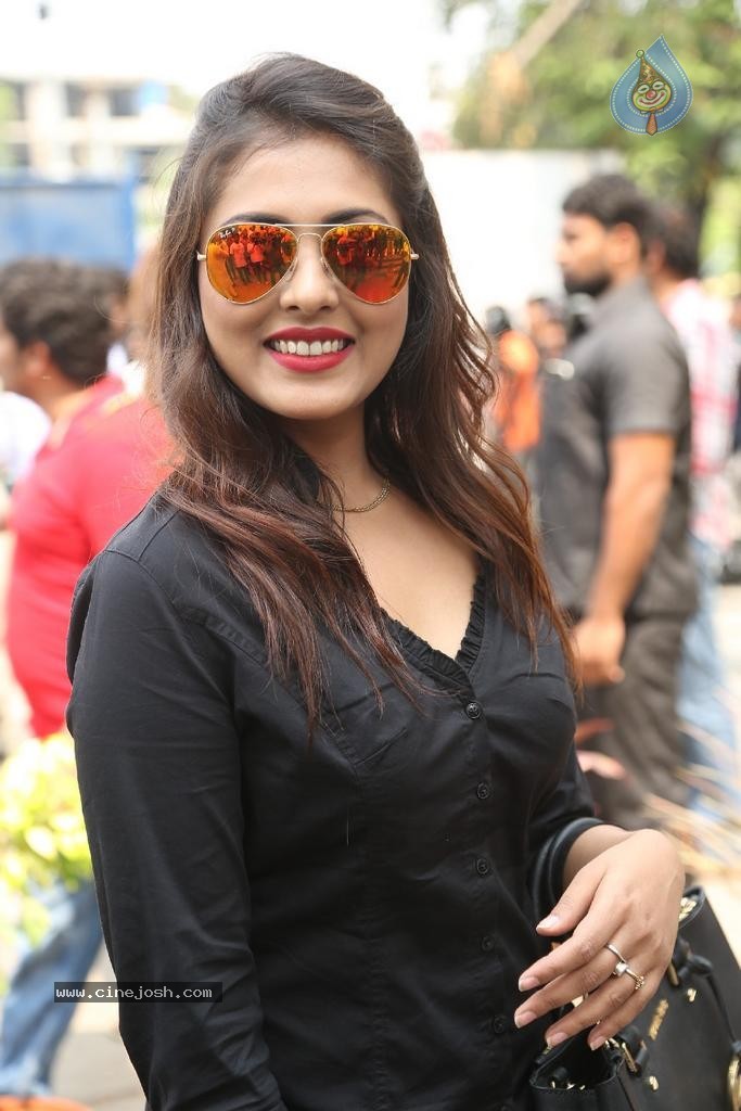 Madhu Shalini Latest Stills - 28 / 38 photos
