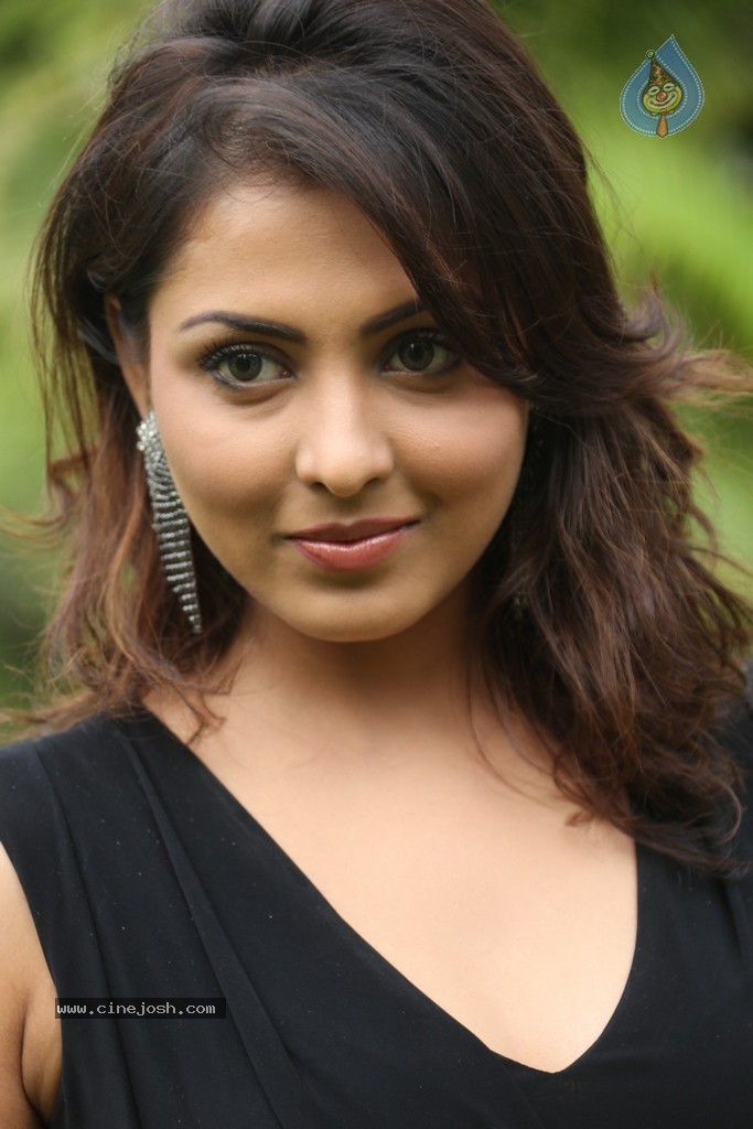 Madhu Shalini New Gallery - 4 / 148 photos