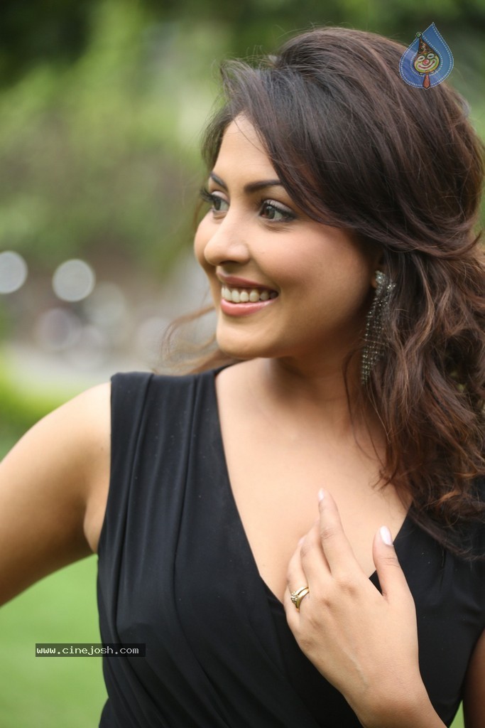 Madhu Shalini New Gallery - 8 / 148 photos