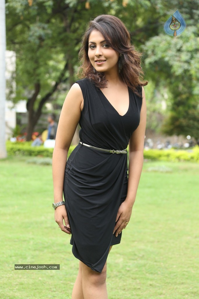 Madhu Shalini New Gallery - 23 / 148 photos