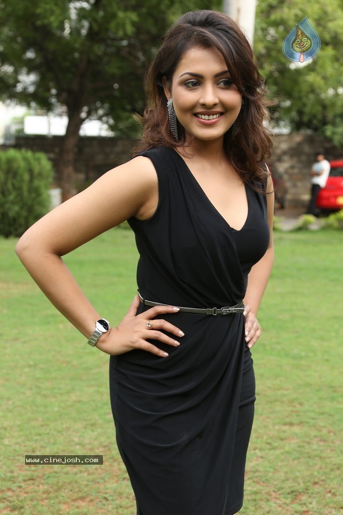 Madhu Shalini New Gallery - 31 / 148 photos