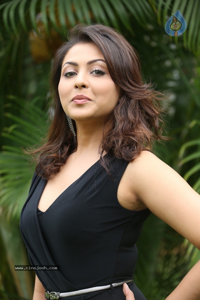 Madhu Shalini New Gallery - 33 / 148 photos