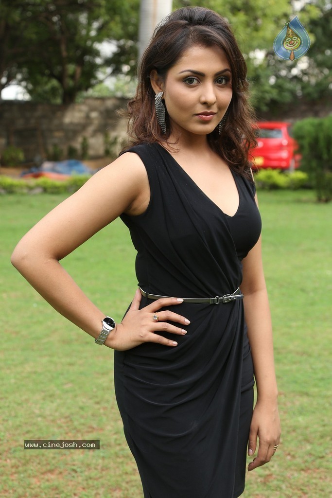 Madhu Shalini New Gallery - 34 / 148 photos