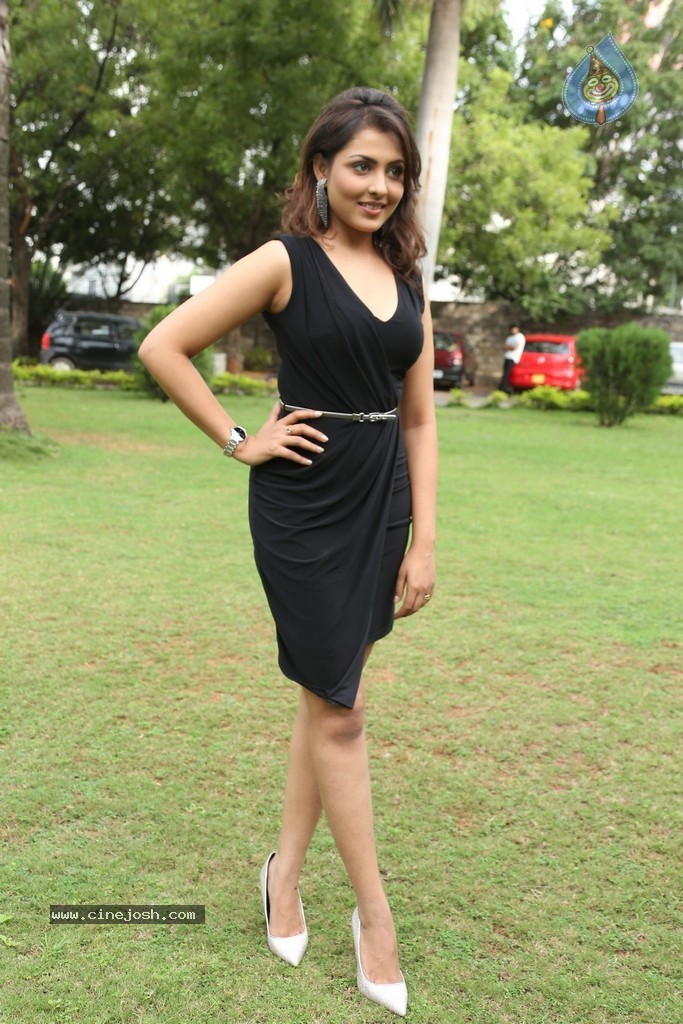 Madhu Shalini New Gallery - 35 / 148 photos