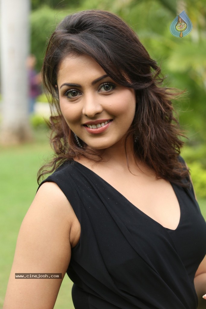 Madhu Shalini New Gallery - 38 / 148 photos