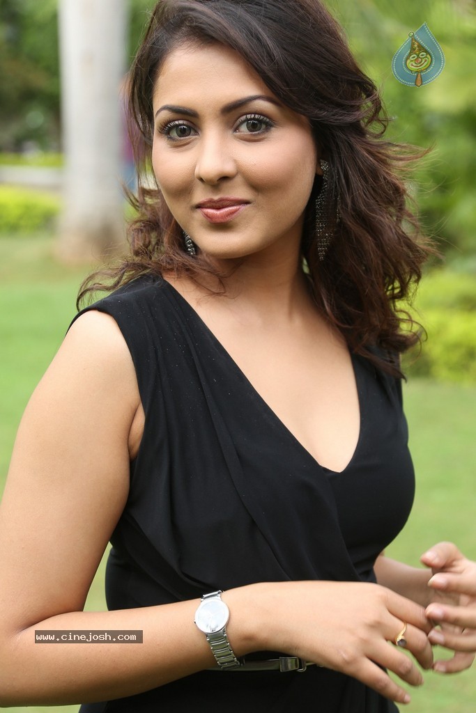Madhu Shalini New Gallery - 39 / 148 photos