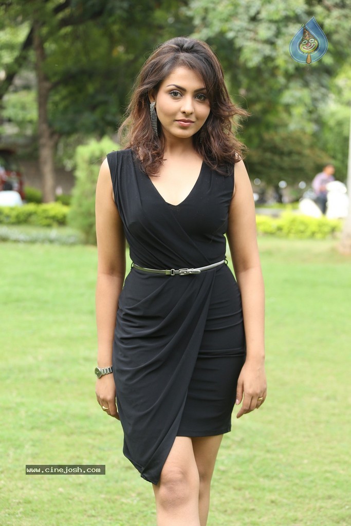 Madhu Shalini New Gallery - 42 / 148 photos