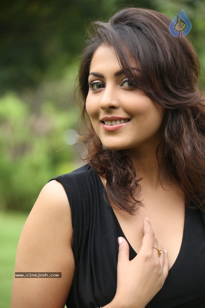Madhu Shalini New Gallery - 48 / 148 photos