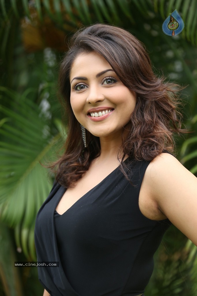 Madhu Shalini New Gallery - 59 / 148 photos