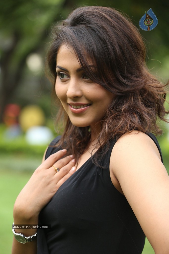 Madhu Shalini New Gallery - 62 / 148 photos