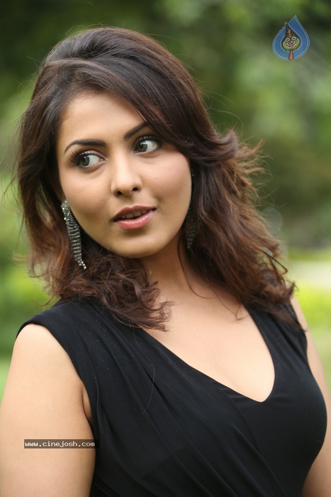 Madhu Shalini New Gallery - 63 / 148 photos