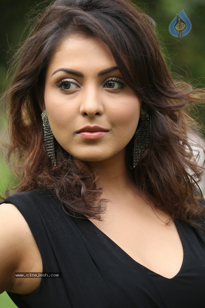 Madhu Shalini New Gallery - 68 / 148 photos