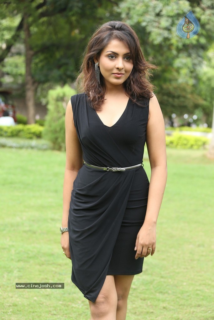 Madhu Shalini New Gallery - 72 / 148 photos