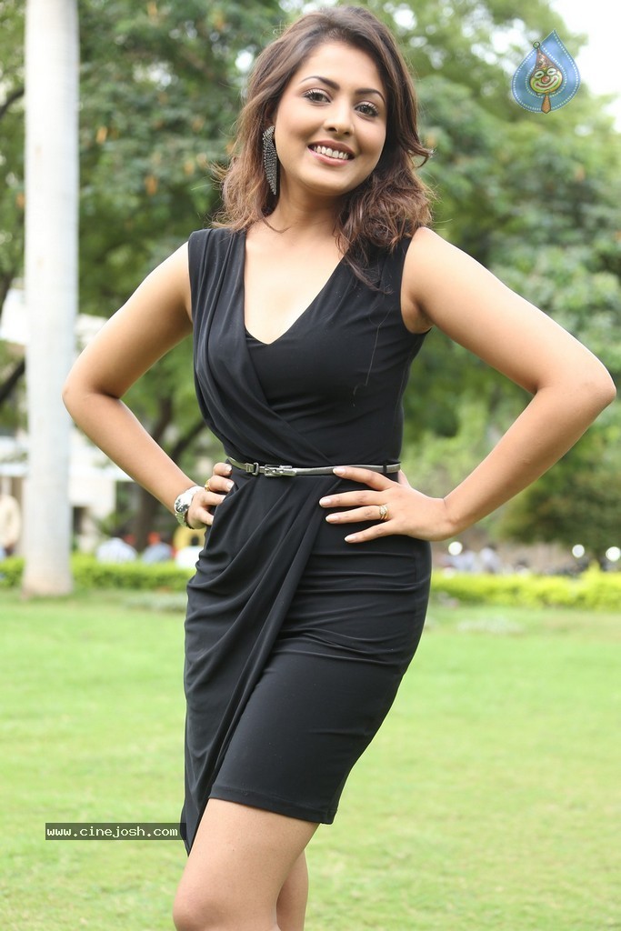 Madhu Shalini New Gallery - 73 / 148 photos