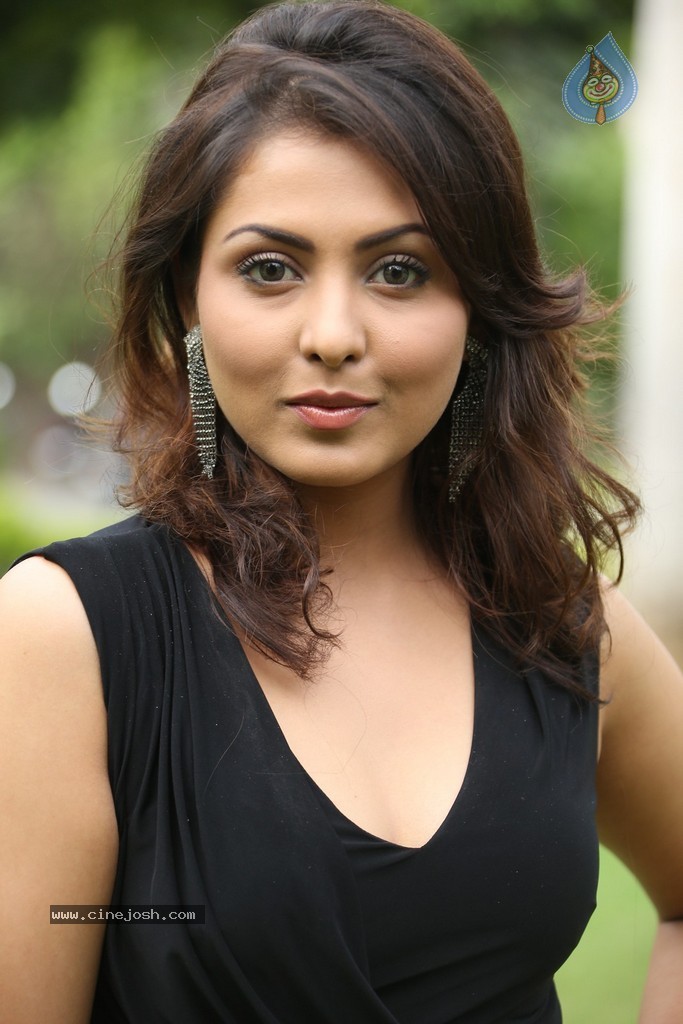 Madhu Shalini New Gallery - 79 / 148 photos