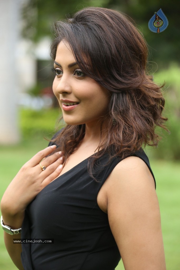 Madhu Shalini New Gallery - 85 / 148 photos