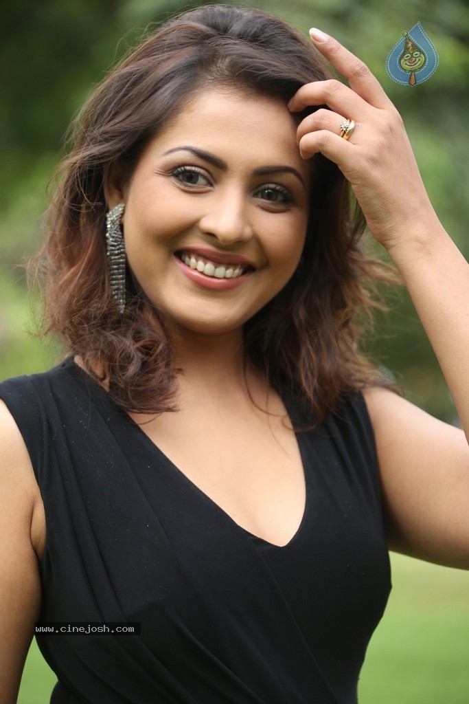 Madhu Shalini New Gallery - 89 / 148 photos