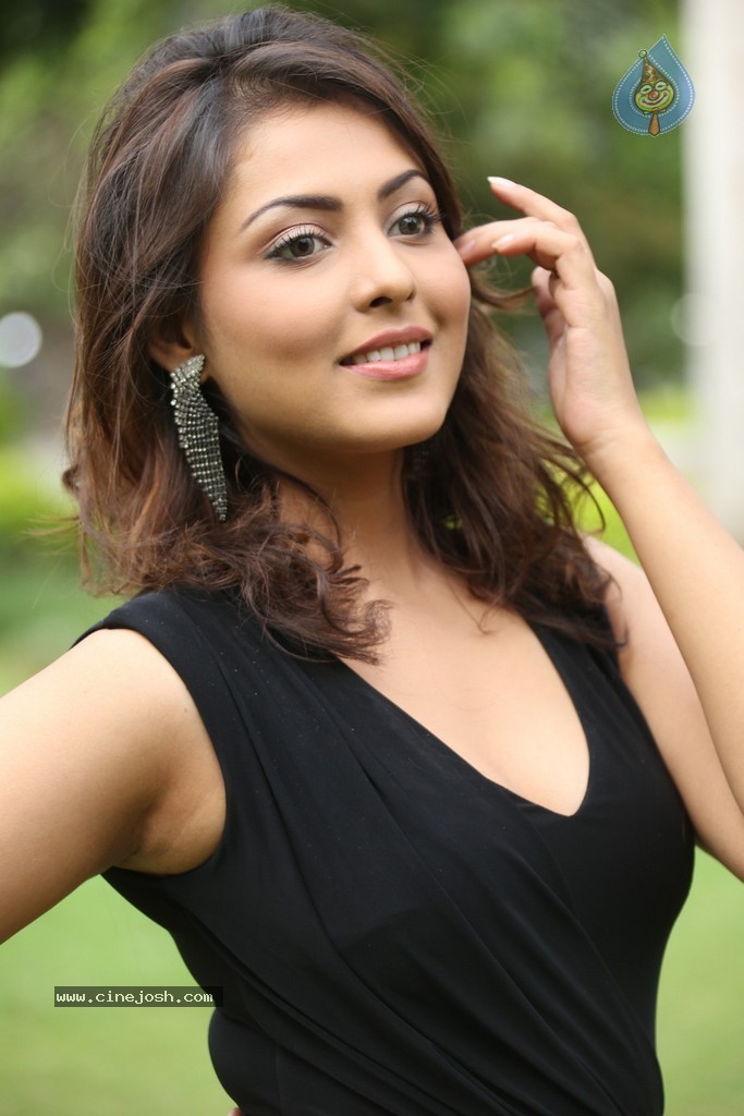 Madhu Shalini New Gallery - 97 / 148 photos