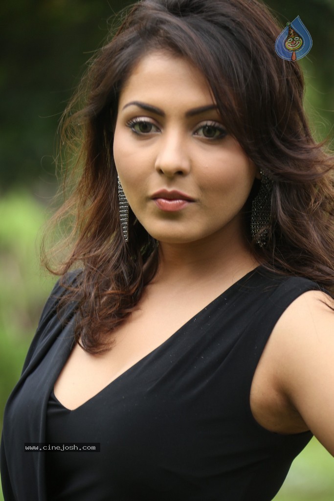 Madhu Shalini New Gallery - 102 / 148 photos