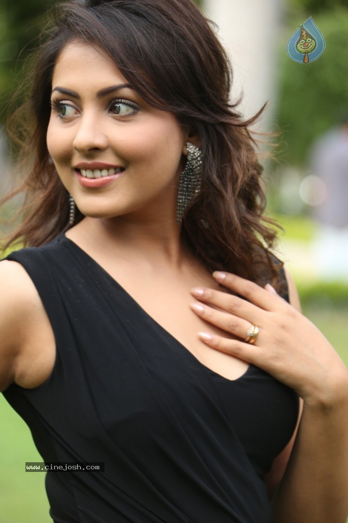Madhu Shalini New Gallery - 103 / 148 photos