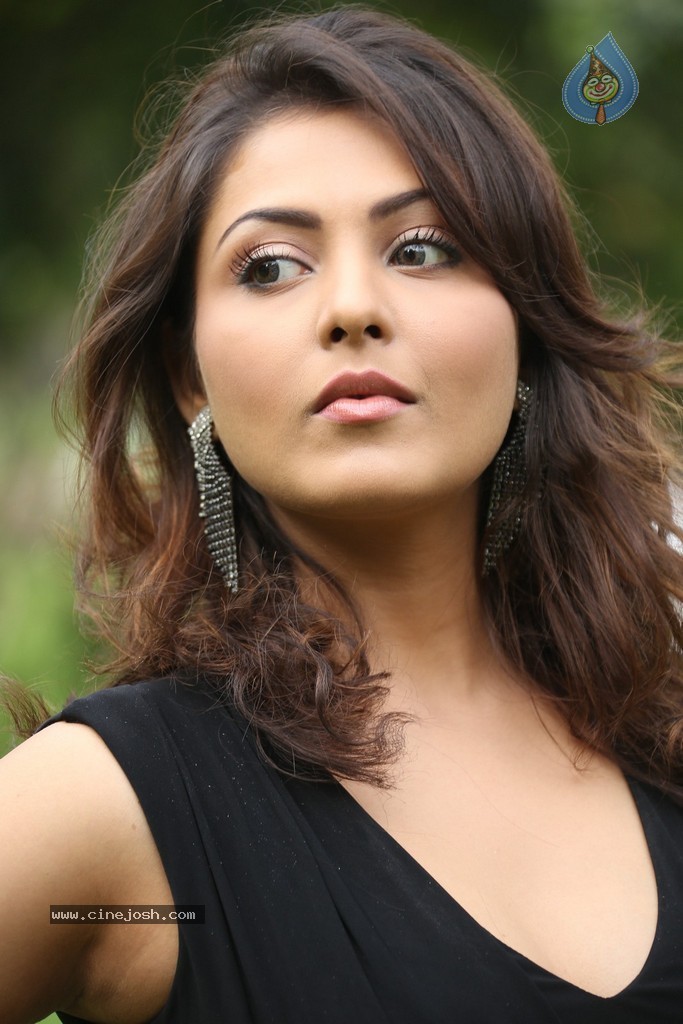 Madhu Shalini New Gallery - 106 / 148 photos