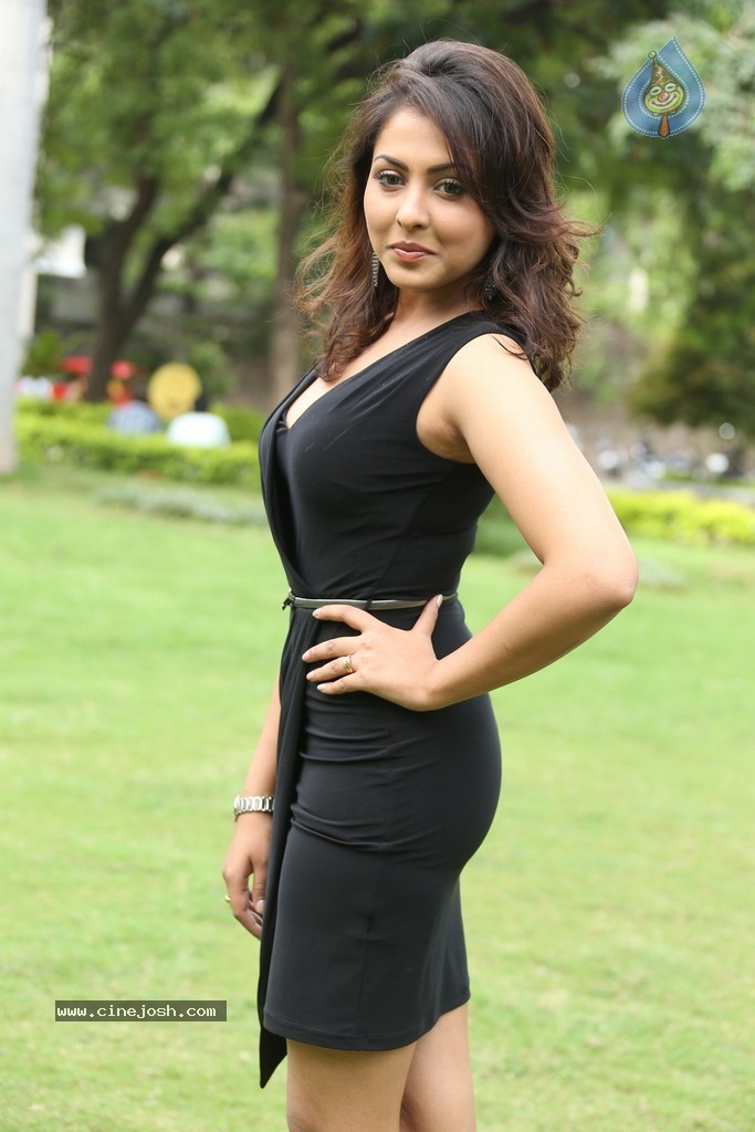 Madhu Shalini New Gallery - 110 / 148 photos