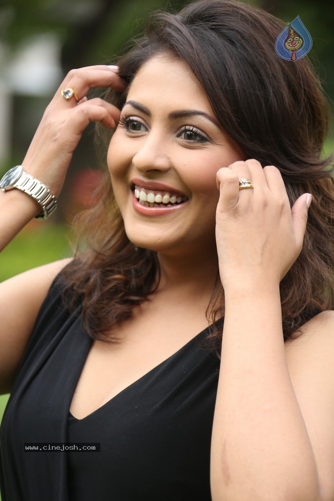 Madhu Shalini New Gallery - 112 / 148 photos