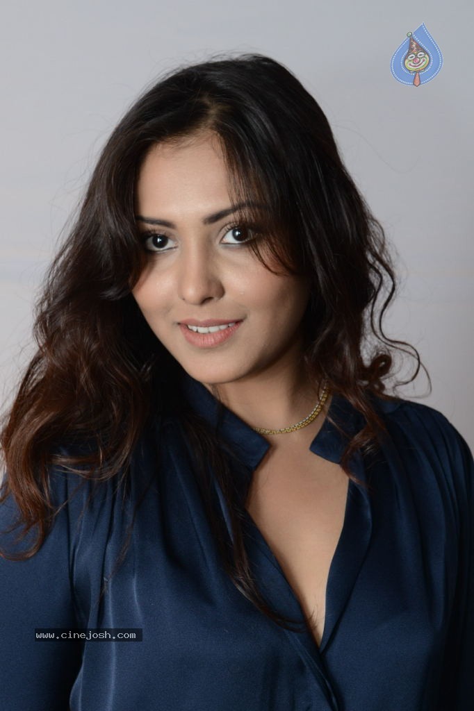 Madhu Shalini New Gallery - 25 / 58 photos