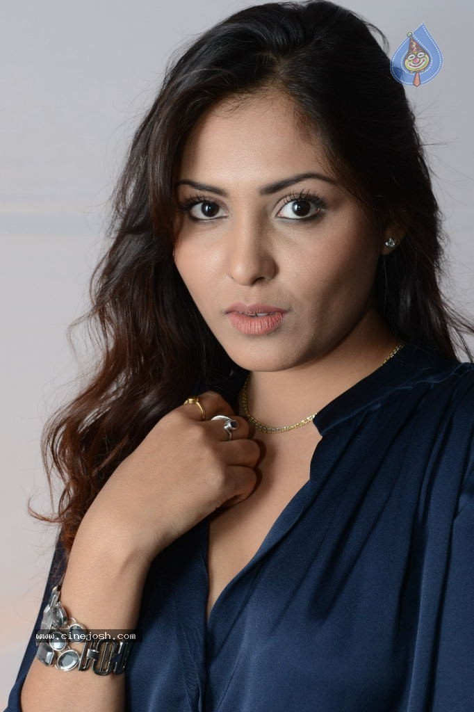 Madhu Shalini New Gallery - 26 / 58 photos