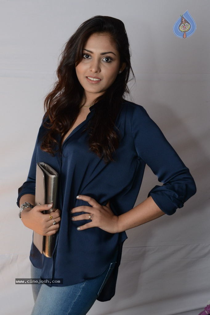 Madhu Shalini New Gallery - 46 / 58 photos