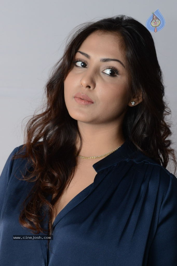 Madhu Shalini New Gallery - 48 / 58 photos