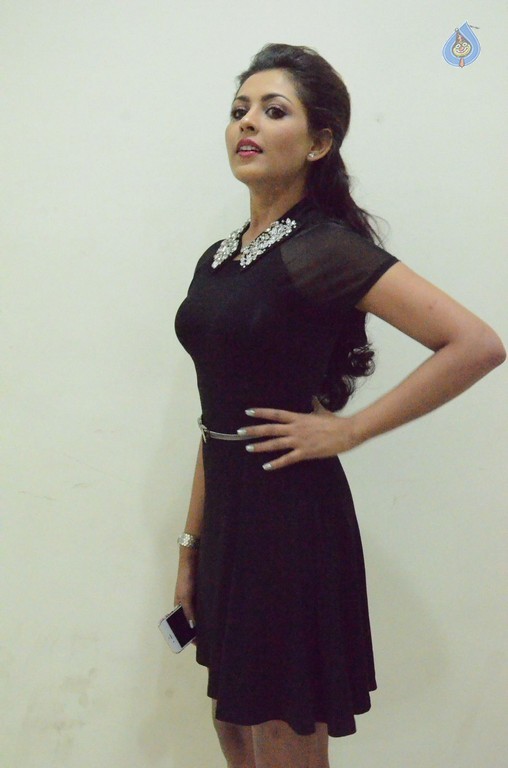 Madhu Shalini New Images - 29 / 38 photos