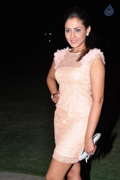 Madhu Shalini New Images - 22 / 41 photos