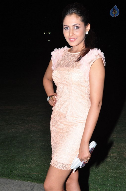 Madhu Shalini New Images - 34 / 41 photos