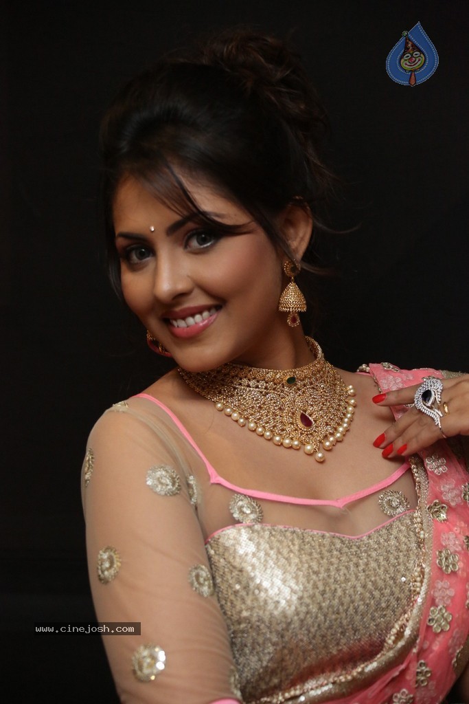 Madhu Shalini New Photos - 9 / 110 photos