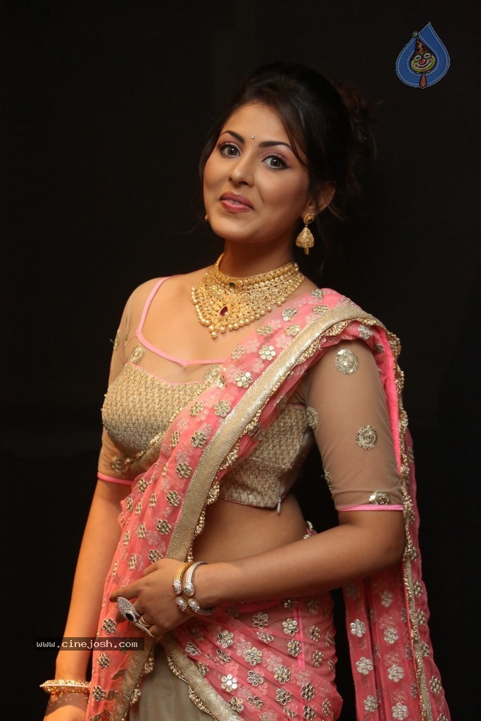 Madhu Shalini New Photos - 22 / 110 photos