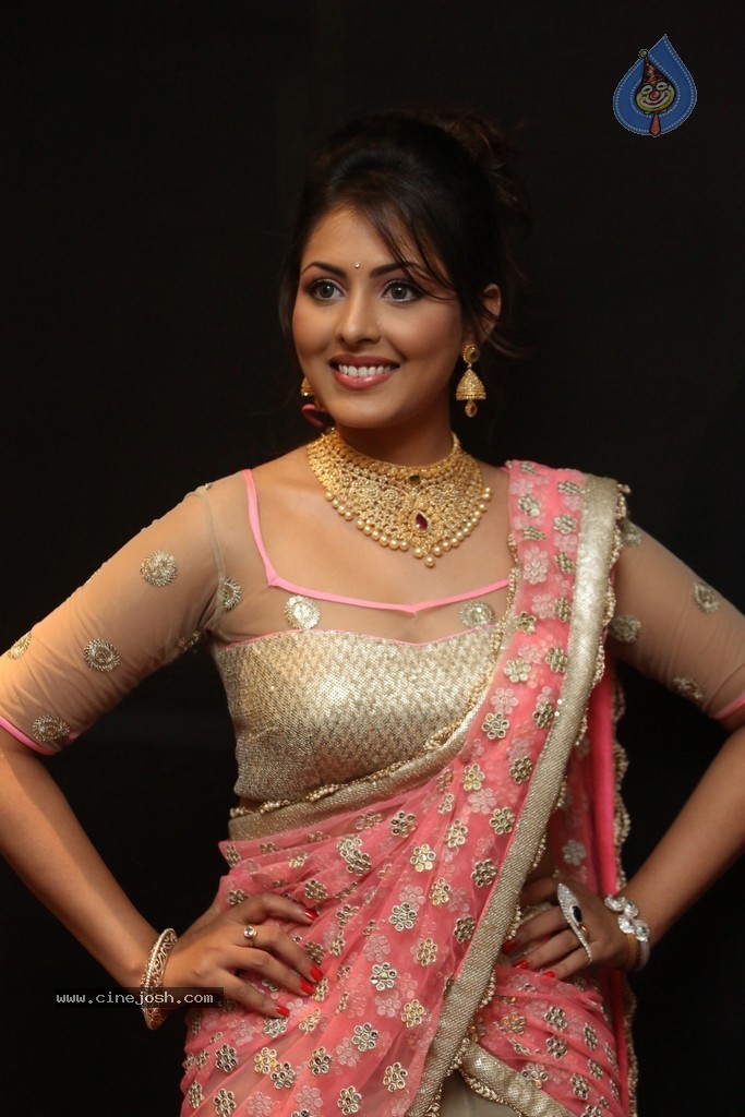 Madhu Shalini New Photos - 24 / 110 photos