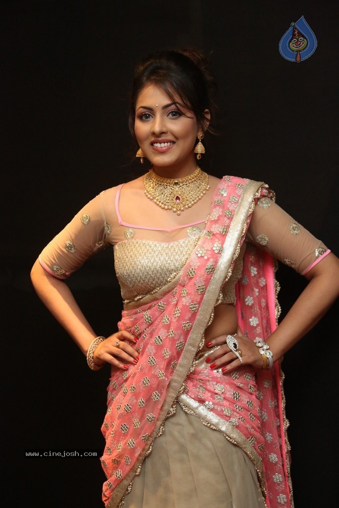 Madhu Shalini New Photos - 29 / 110 photos