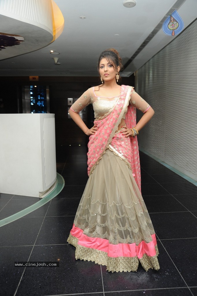 Madhu Shalini New Photos - 44 / 110 photos