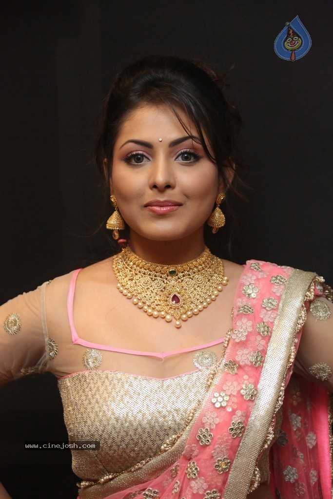 Madhu Shalini New Photos - 96 / 110 photos