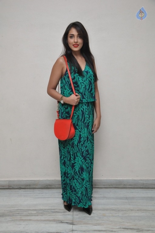 Madhu Shalini New Photos - 9 / 21 photos