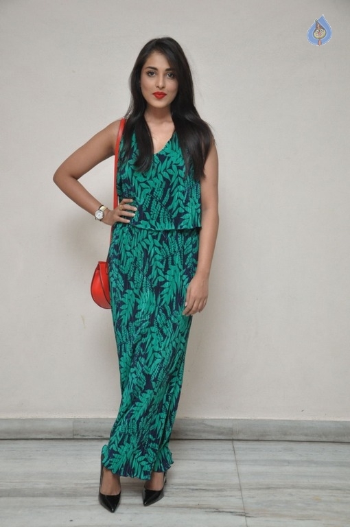 Madhu Shalini New Photos - 10 / 21 photos