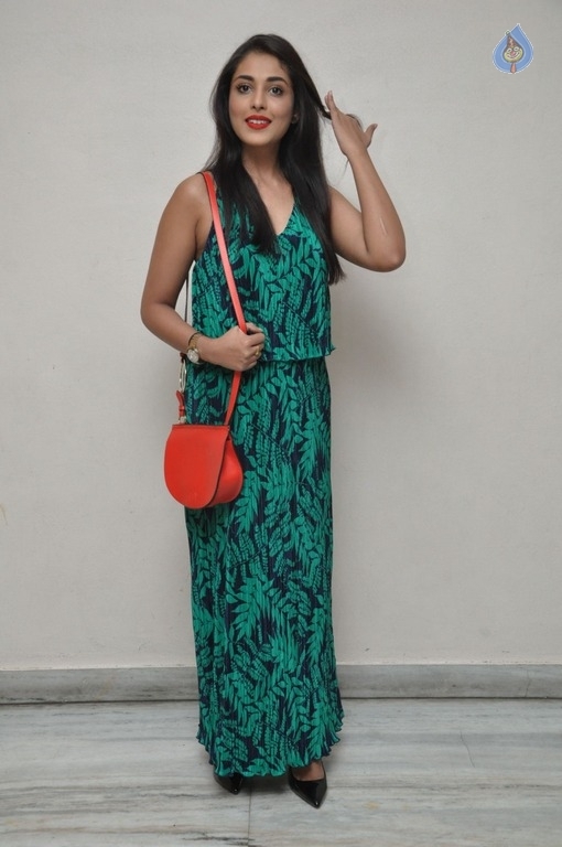 Madhu Shalini New Photos - 13 / 21 photos