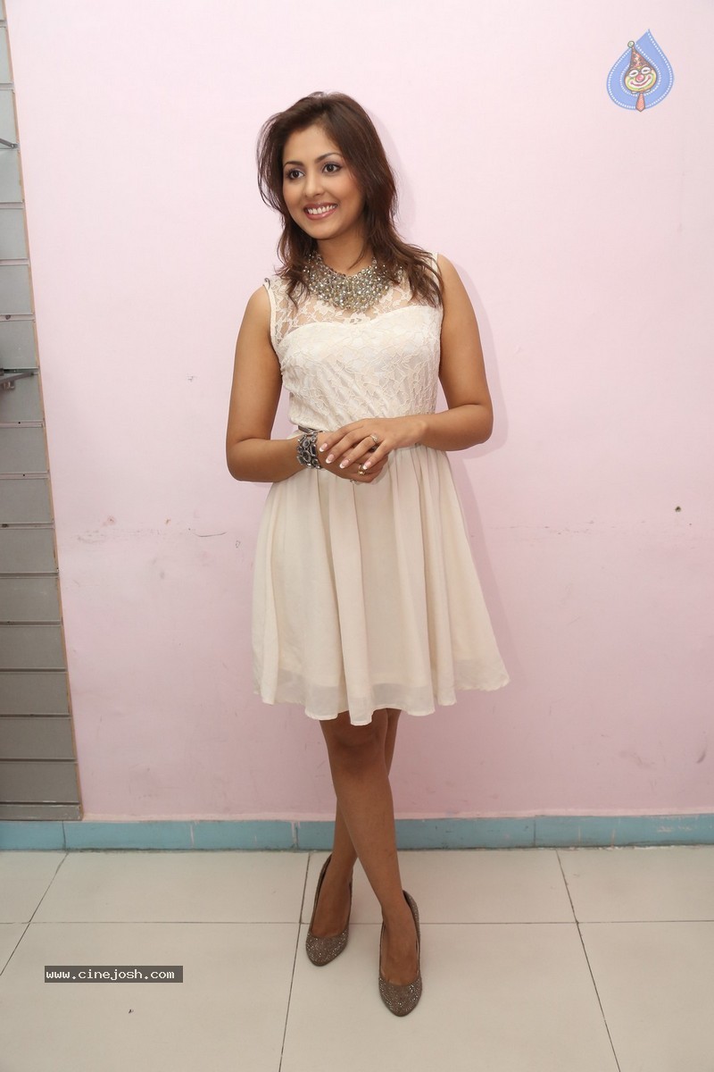 Madhu Shalini New Photos - 24 / 114 photos