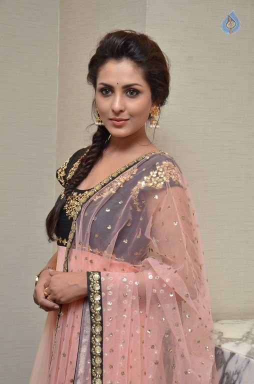 Madhu Shalini New Photos - 32 / 42 photos
