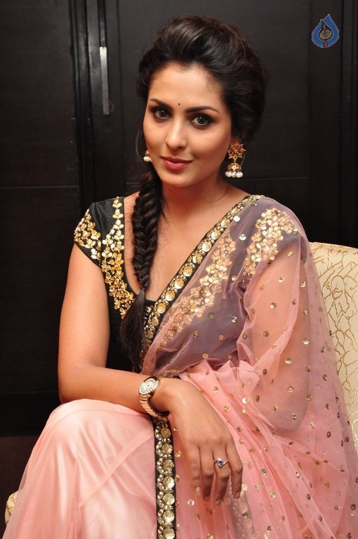 Madhu Shalini New Photos - 36 / 42 photos