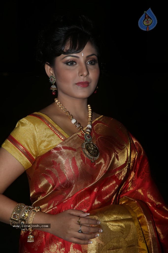 Madhu Shalini New Photos - 22 / 61 photos